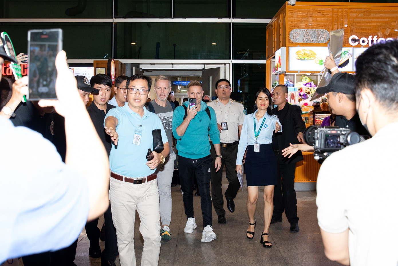 Westlife xuất hiện tại sân bay với vẻ ngoài điển trai.