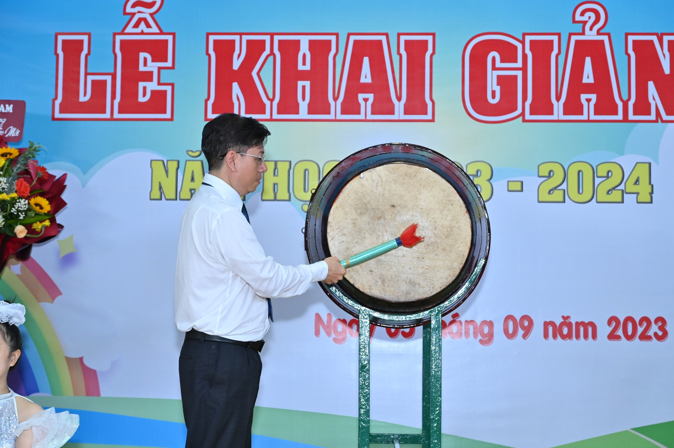 Thầy Đinh Phú Cường, Hiệu trưởng trường THCS Nguyễn Văn Luông. Ảnh: Fanpage nhà trường.