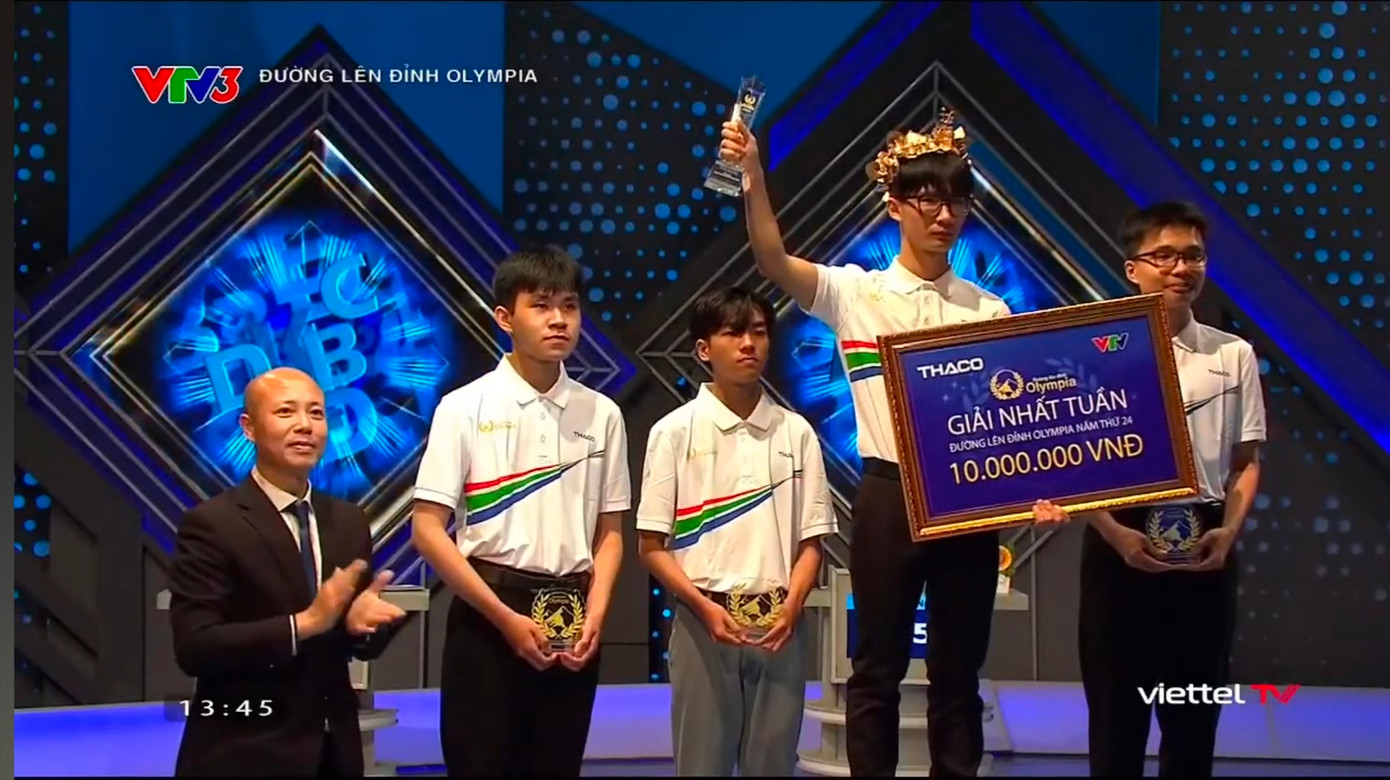 Nam sinh giành vòng nguyệt quế với 300 điểm. Nam sinh giành vòng nguyệt quế với 300 điểm.