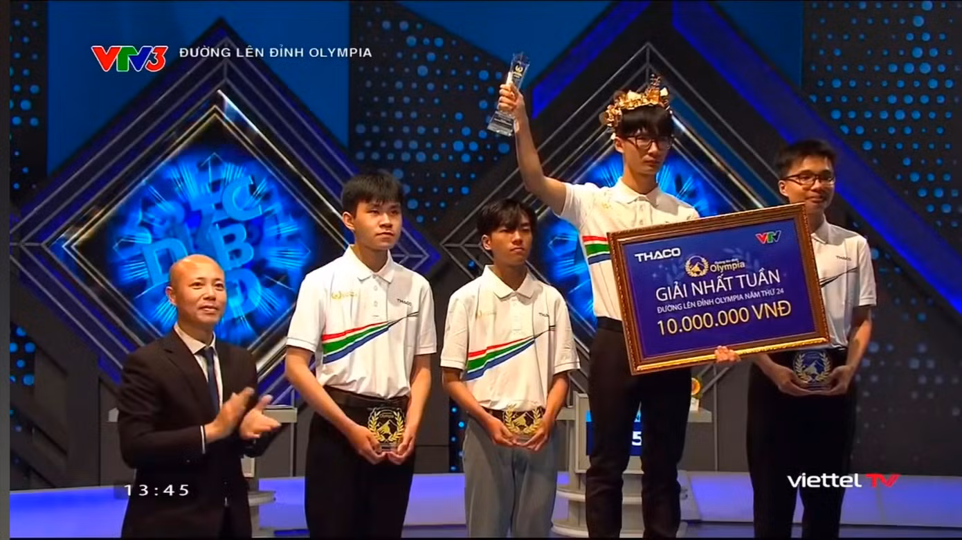 Nam sinh giành vòng nguyệt quế với 300 điểm.