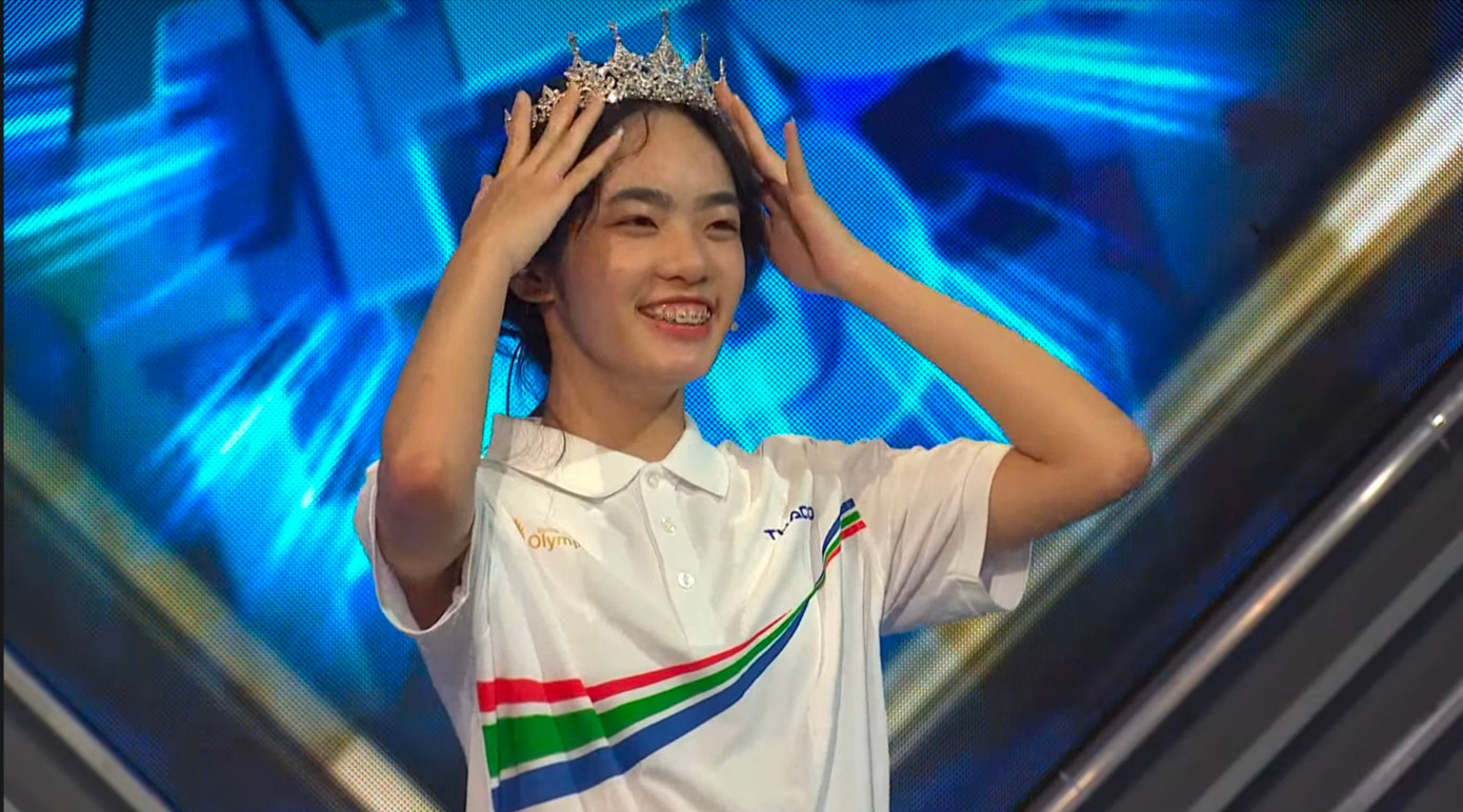 Màn đăng quang hoa hậu quá đỗi dễ thương của Mai Phương. Màn đăng quang hoa hậu quá đỗi dễ thương của Mai Phương.