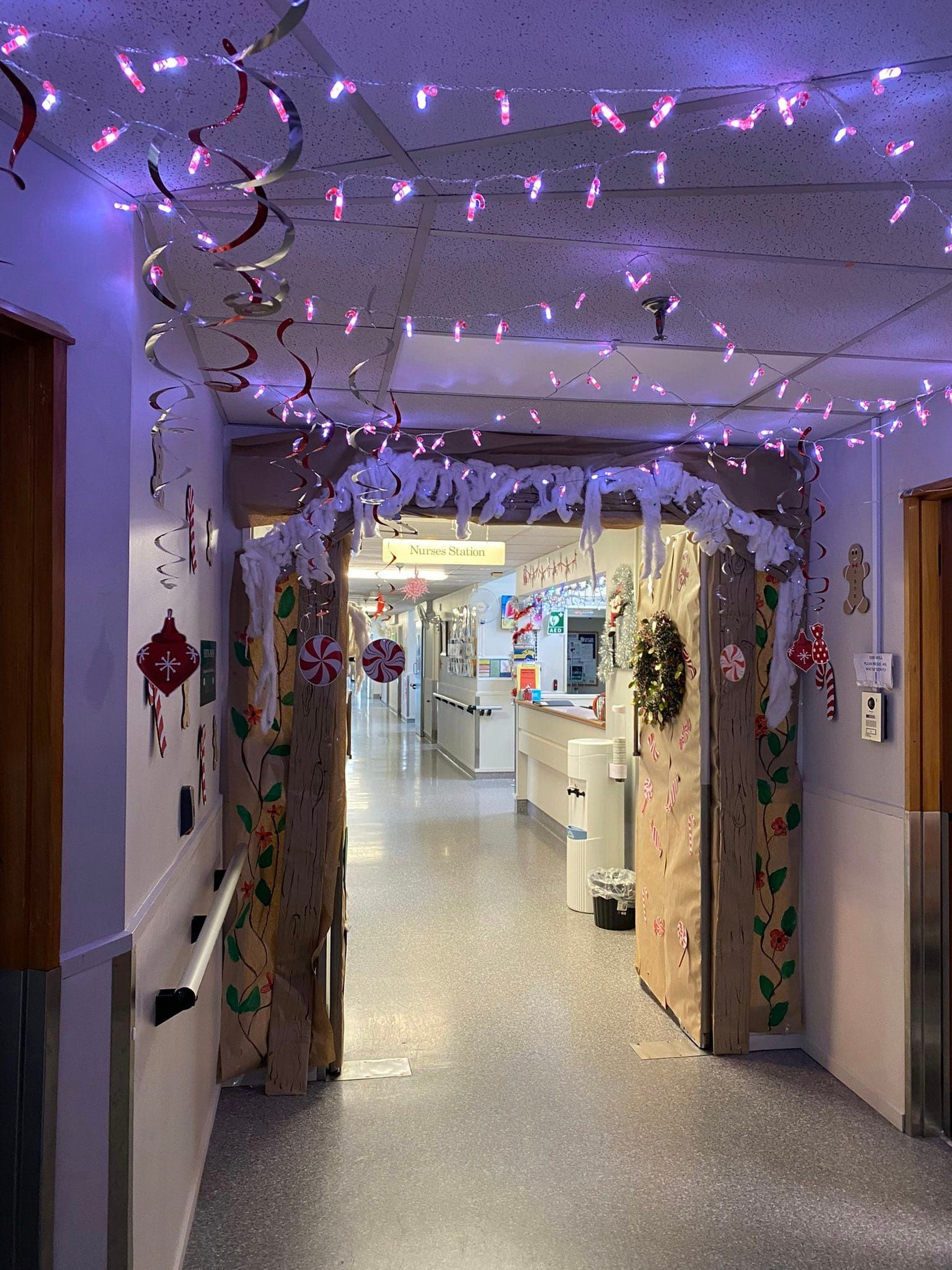 Phong cách trang trí có phần giống Halloween quá nha! Phong cách trang trí có phần giống Halloween quá nha!