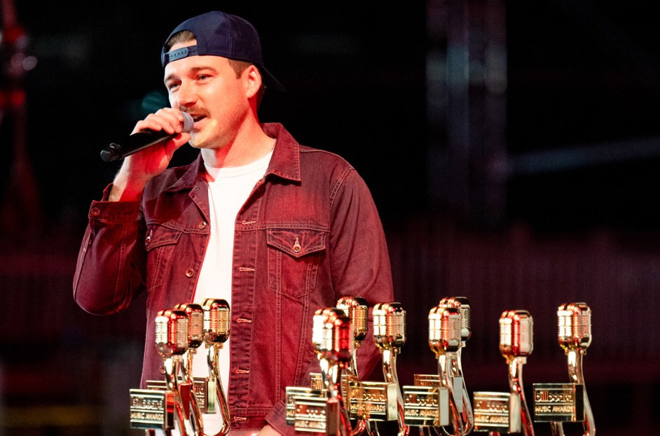 Tuy nhiên, nhiều người cho rằng nam ca sĩ không xứng đáng do có những phát ngôn phân biệt chủng tộc trước đó.