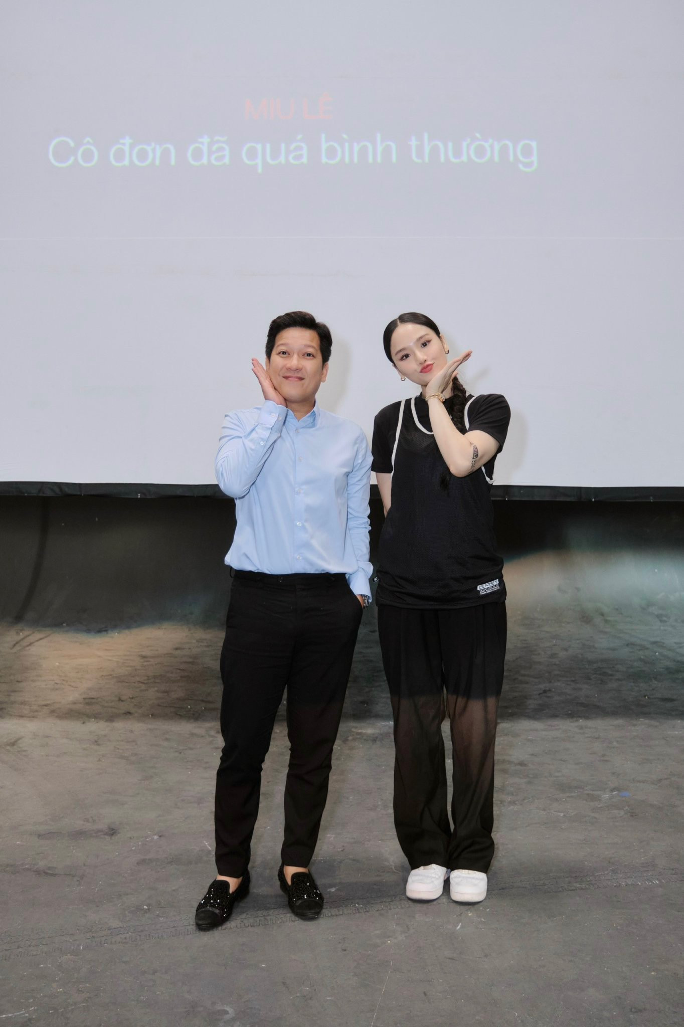 Cụm từ "Cô Đơn Đã Quá Bình Thường" được hé lộ trong đoạn clip mới nhất của Miu Lê. Cụm từ "Cô Đơn Đã Quá Bình Thường" được hé lộ trong đoạn clip mới nhất của Miu Lê.