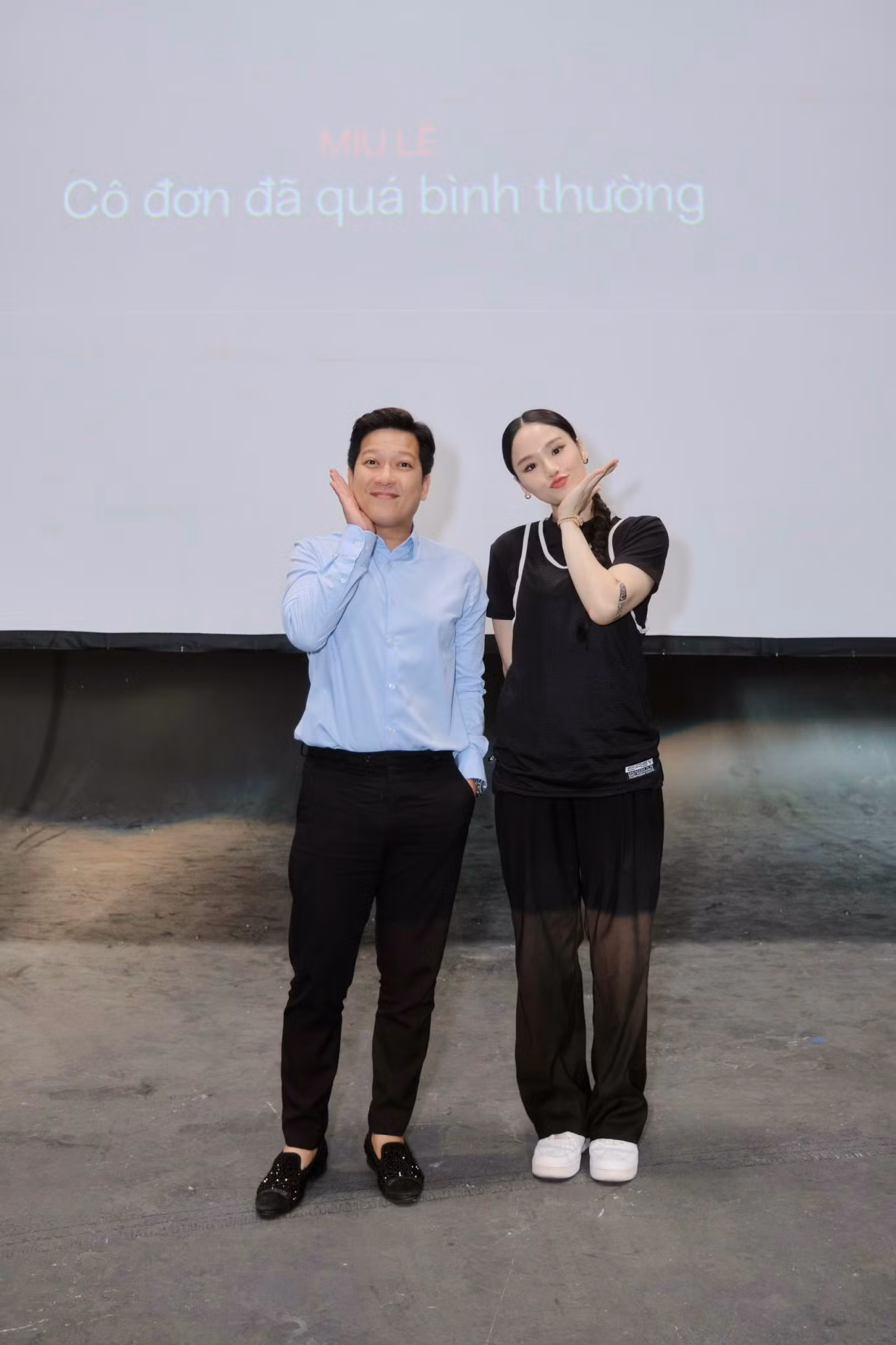 Cụm từ "Cô Đơn Đã Quá Bình Thường" được hé lộ trong đoạn clip mới nhất của Miu Lê. Cụm từ "Cô Đơn Đã Quá Bình Thường" được hé lộ trong đoạn clip mới nhất của Miu Lê.
