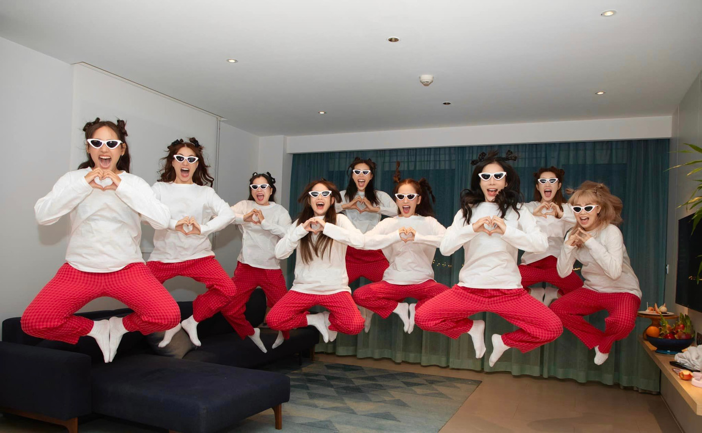 Netizen tò mò không biết các cô gái đã thực hiện tấm hình "vi diệu" này như thế nào. Netizen tò mò không biết các cô gái đã thực hiện tấm hình "vi diệu" này như thế nào.