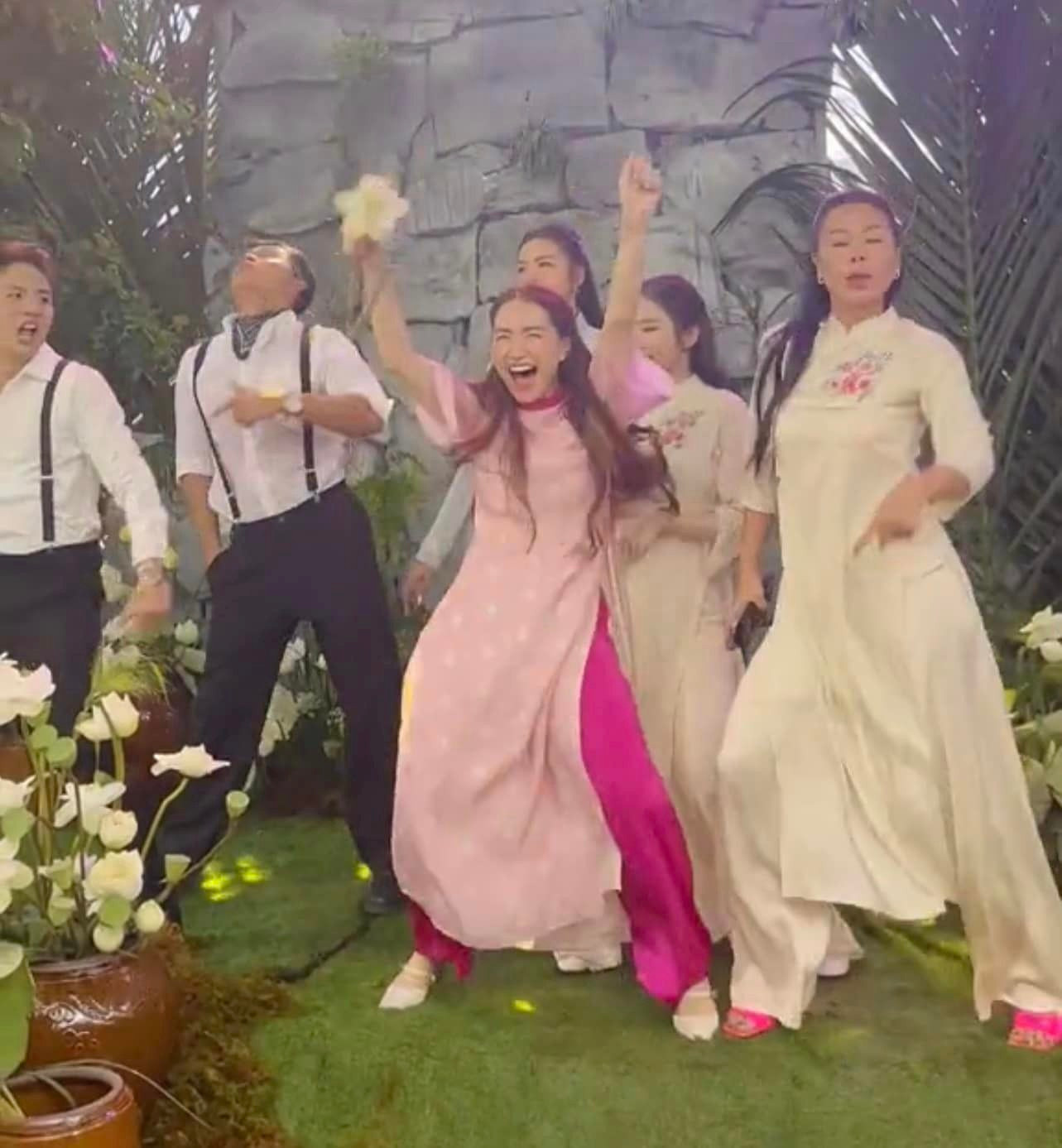 Đây mới chính là Hòa Minzy mà mọi người vẫn thấy ở đám cưới GinPu.