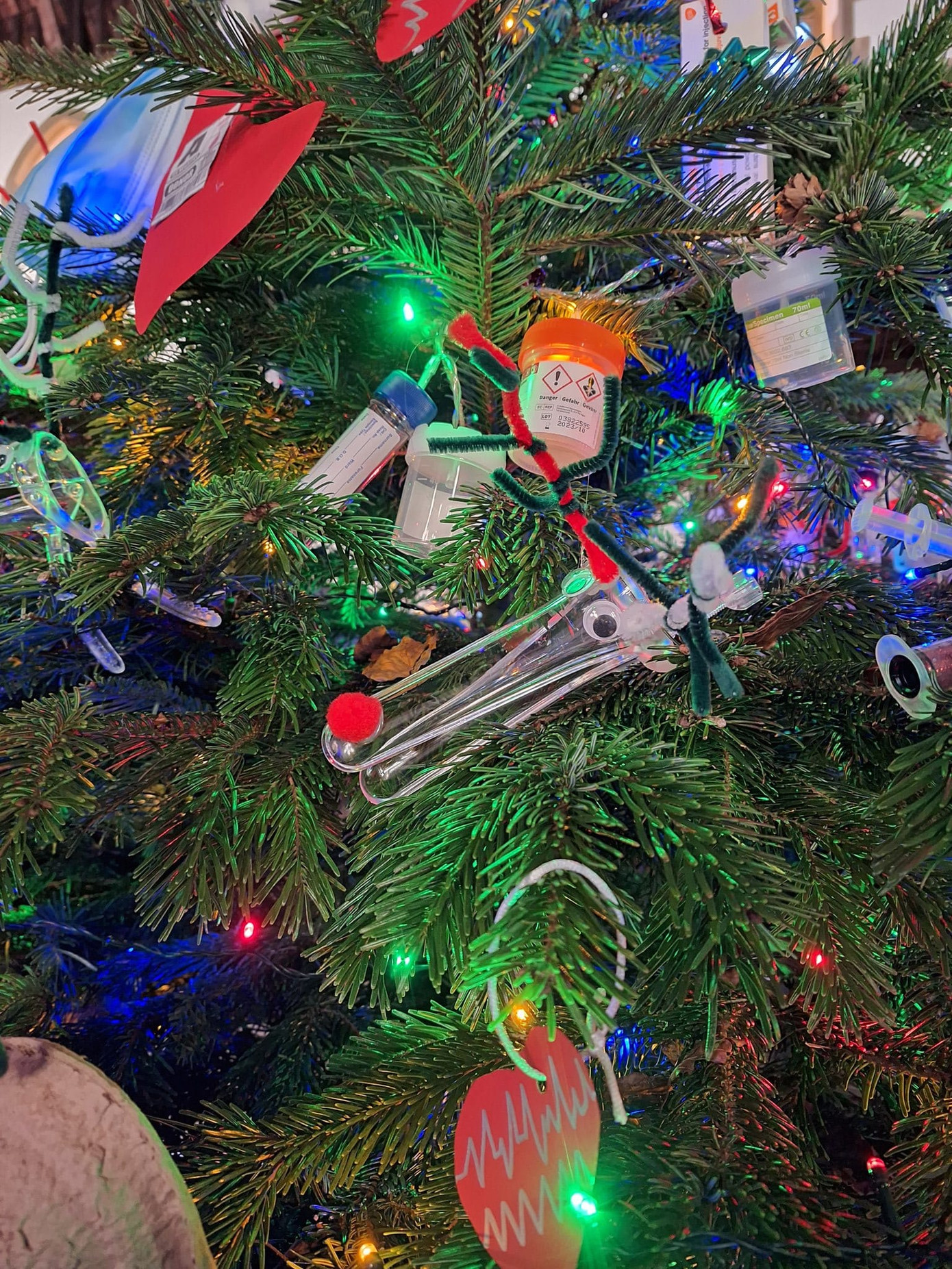 Cây thông Noel không thể thiếu ống tiêm, máy thở. Cây thông Noel không thể thiếu ống tiêm, máy thở.