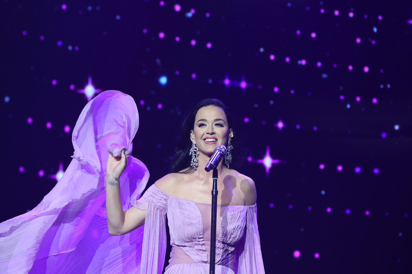 Katy Perry lần đầu cất giọng hát tại Việt Nam trong khuôn khổ lễ trao giải VinFuture 2023. Katy Perry lần đầu cất giọng hát tại Việt Nam trong khuôn khổ lễ trao giải VinFuture 2023.