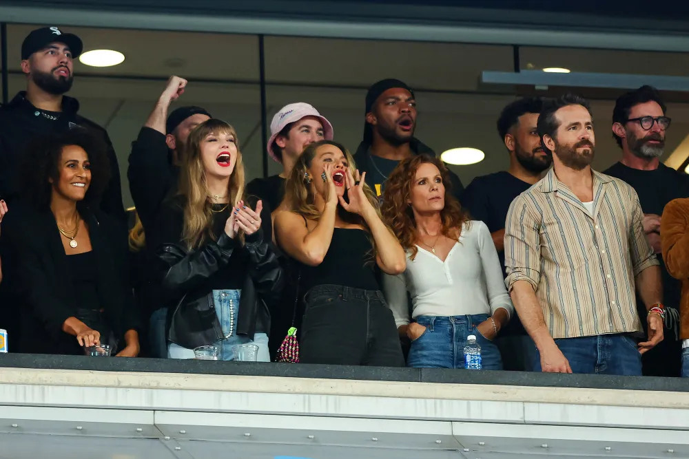 Taylor Swift cùng bạn bè đến sân vận động cổ vũ cho Travis Kelce.