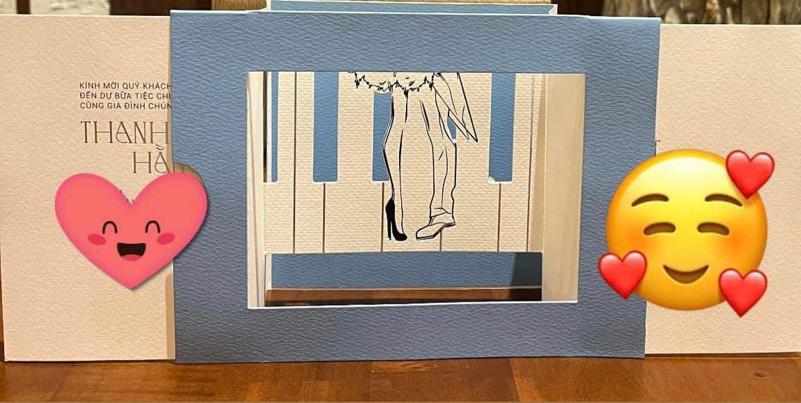 Thiết kế thiệp mời khiến người xem dễ dàng liên tưởng đến nghề nghiệp của cặp đôi.