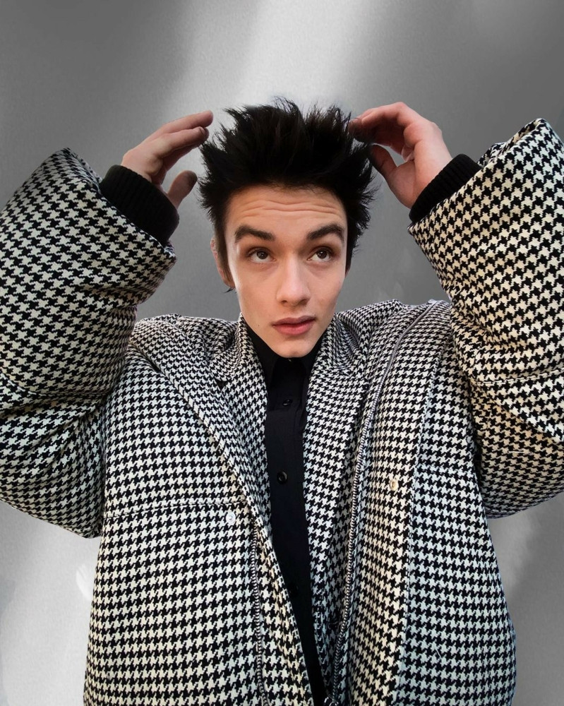 Louis Partridge từng trình diễn cho Prada.