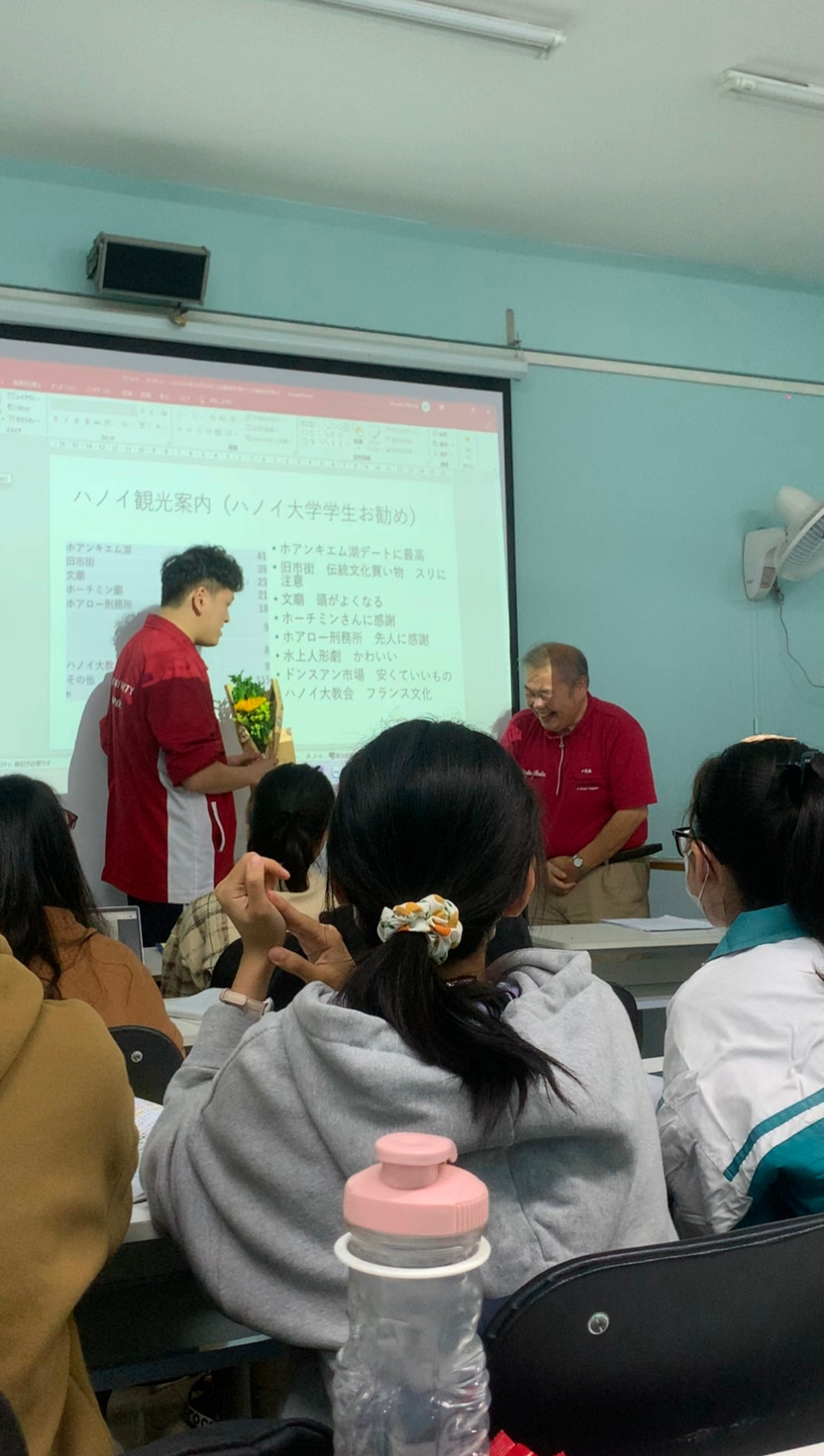 Thầy giáo cười tươi khi nhận món quà bất ngờ từ sinh viên Việt Nam. Thầy giáo cười tươi khi nhận món quà bất ngờ từ sinh viên Việt Nam.