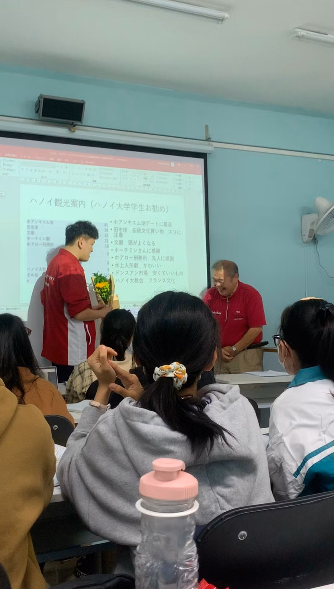 Thầy giáo cười tươi khi nhận món quà bất ngờ từ sinh viên Việt Nam.