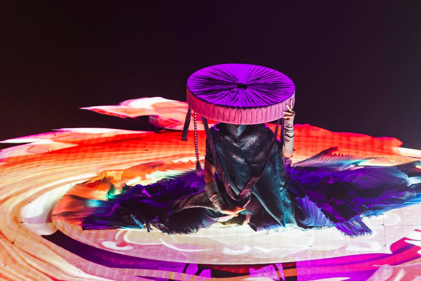 Sân khấu solo của MLee được đánh giá là một trong những tiết mục đẹp mắt nhất.