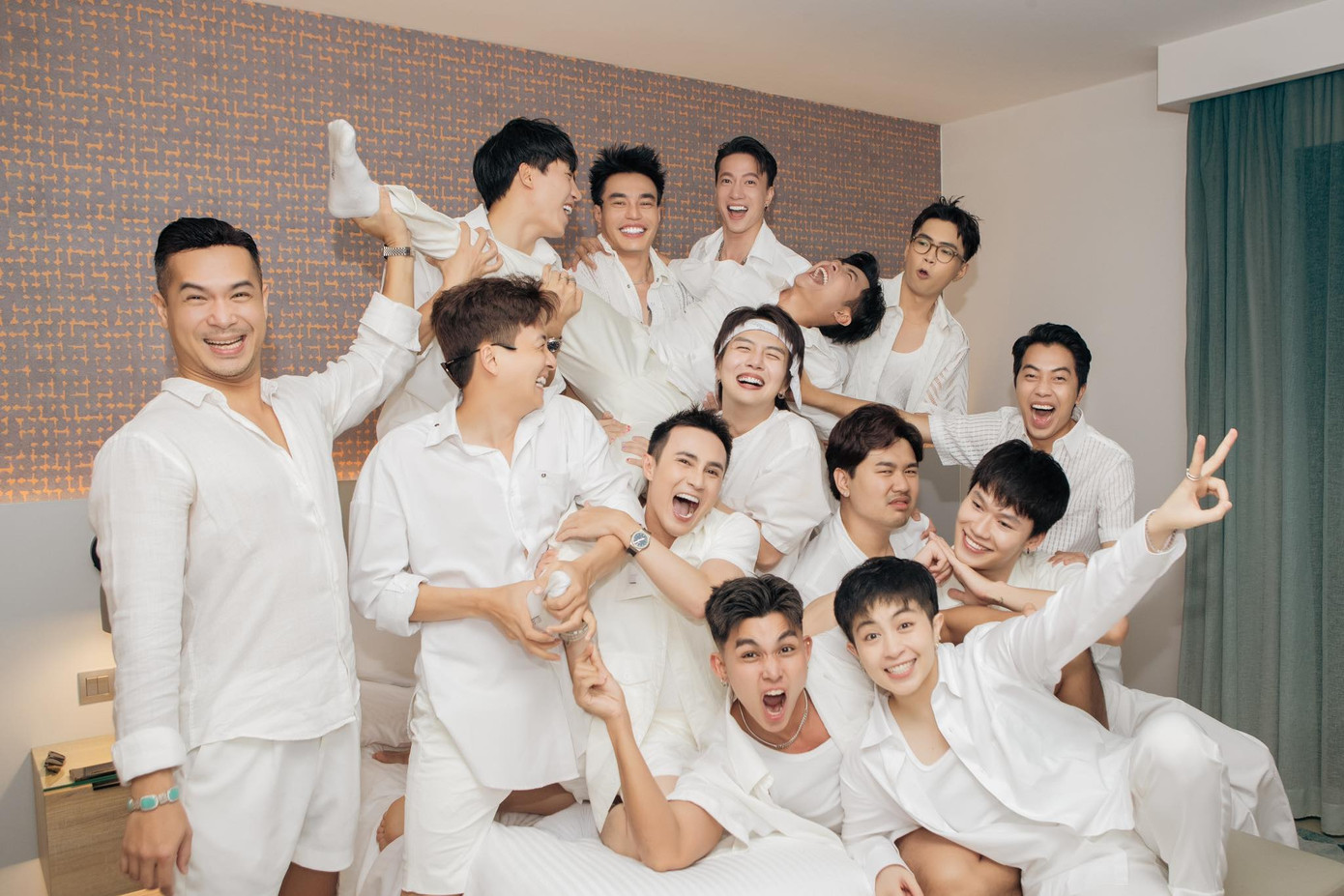 Nhan sắc "bừng sáng" của Gil Lê khi diện dress-code trắng cùng "team chú rể". Nhan sắc "bừng sáng" của Gil Lê khi diện dress-code trắng cùng "team chú rể".