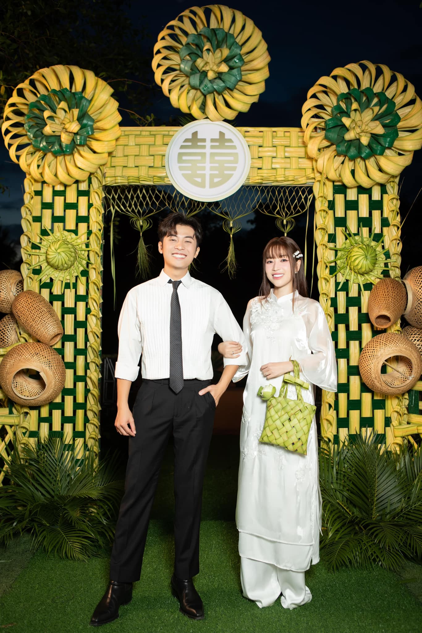 Không gian tiệc cưới đậm chất miền Tây của cặp đôi GinPu. Không gian tiệc cưới đậm chất miền Tây của cặp đôi GinPu.