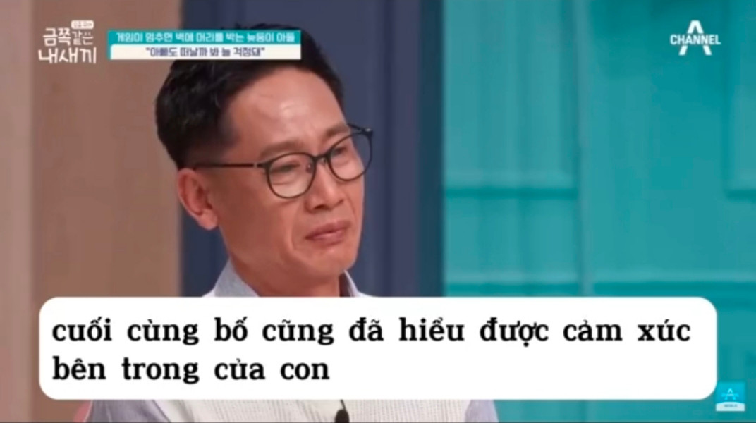 Người ba đang dõi theo cậu bé và những người chứng kiến câu chuyện đều rơi nước mắt. Người ba đang dõi theo cậu bé và những người chứng kiến câu chuyện đều rơi nước mắt.