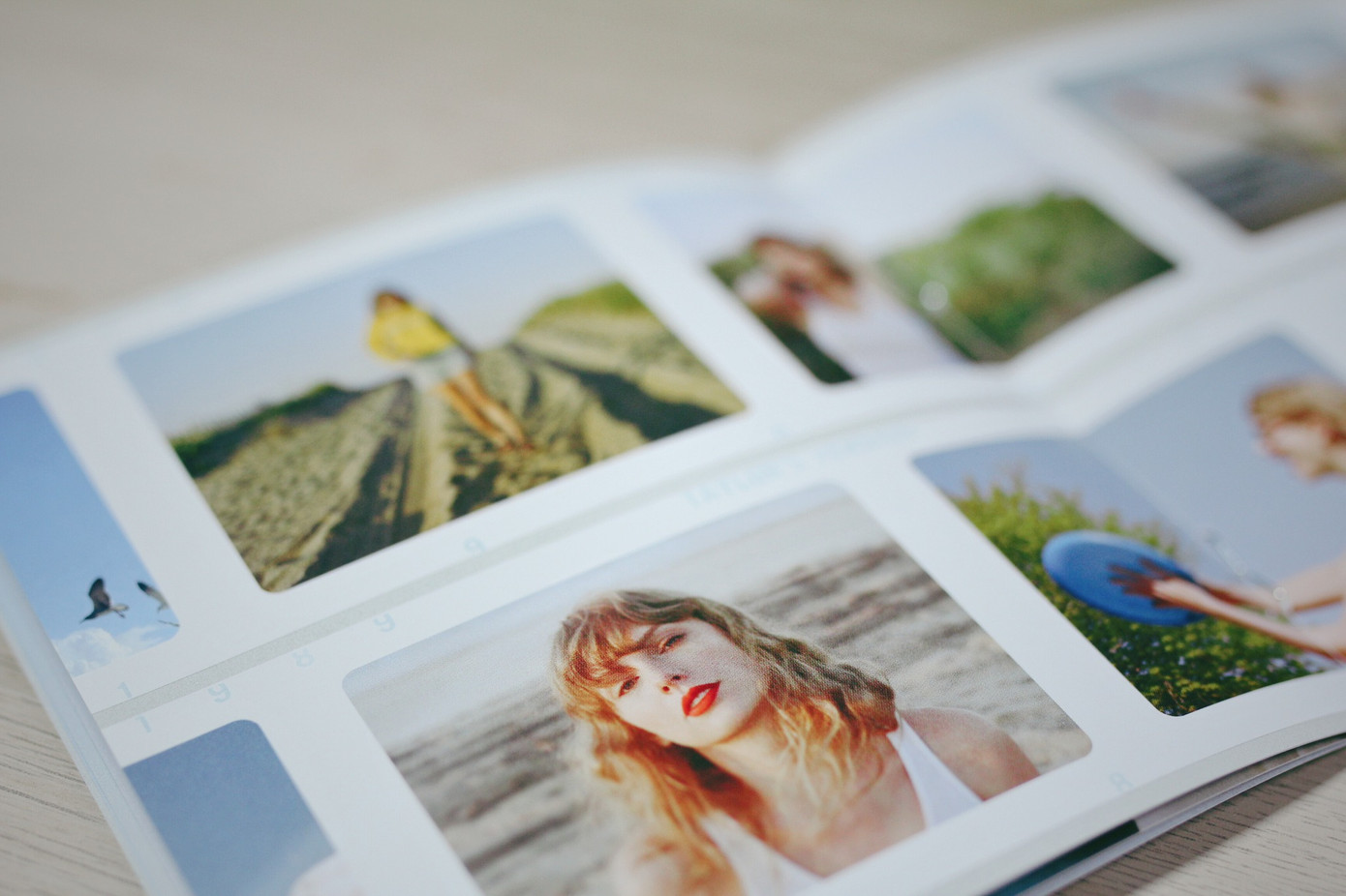 Khán giả phấn khích với cả 4 phiên bản CD của album lần này. Ảnh: Minh Đức. Khán giả phấn khích với cả 4 phiên bản CD của album lần này. Ảnh: Minh Đức.