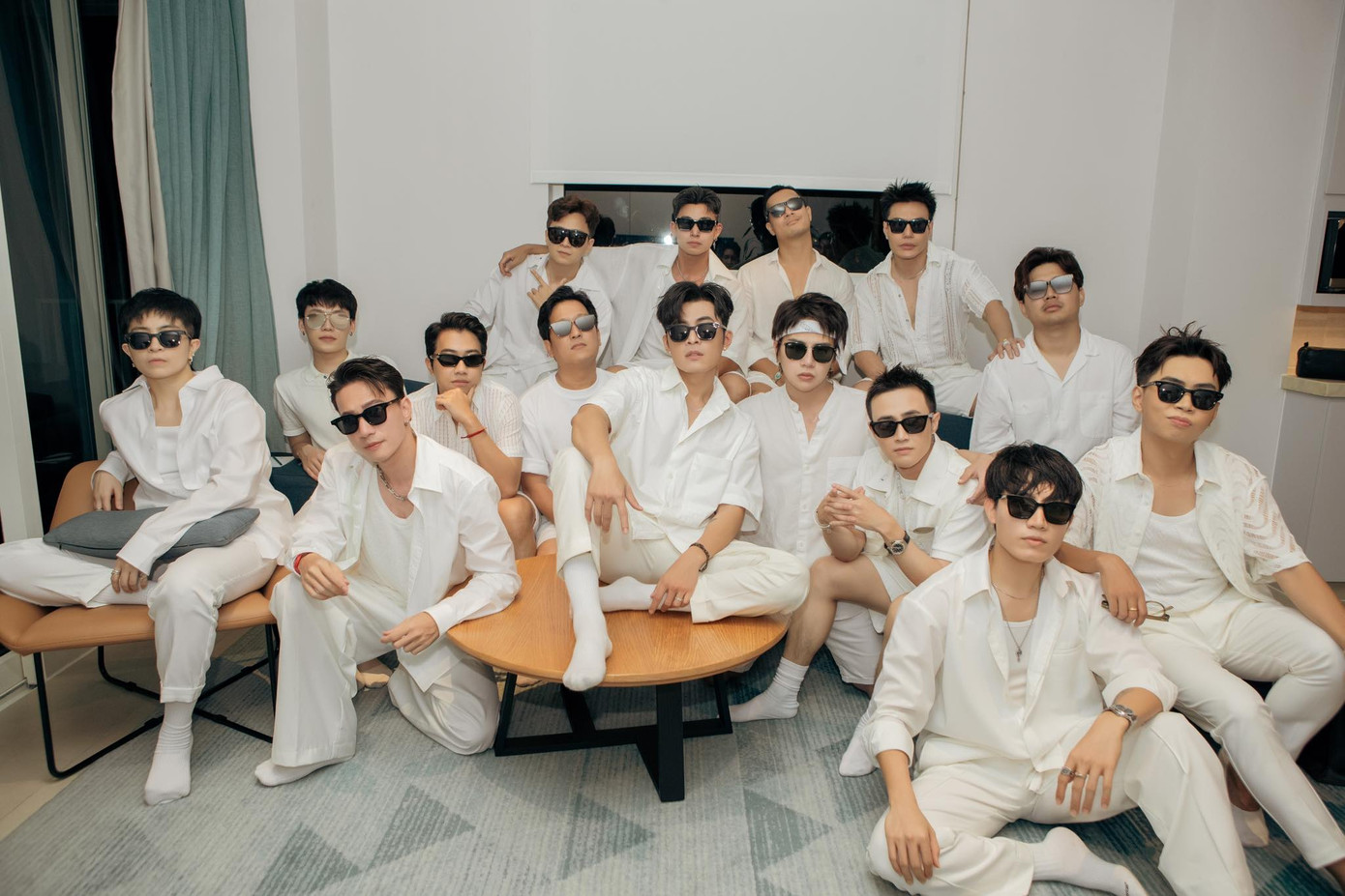 ...ra ngoài phòng khách... ...ra ngoài phòng khách...