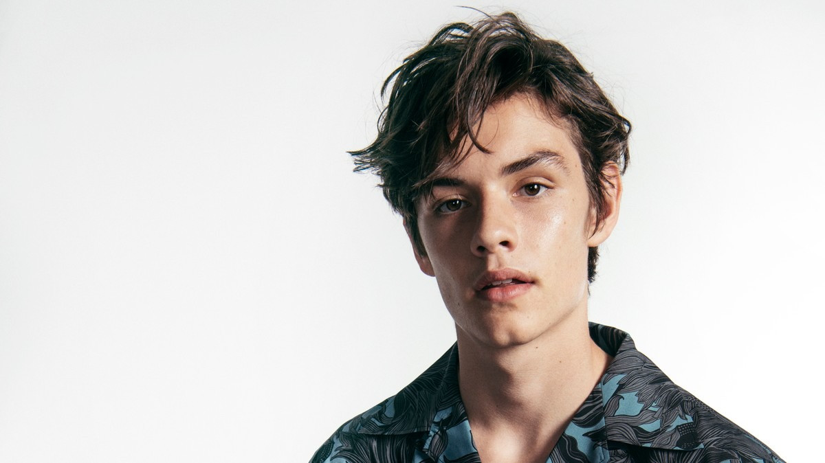 Louis Partridge có một tâm hồn yêu âm nhạc.