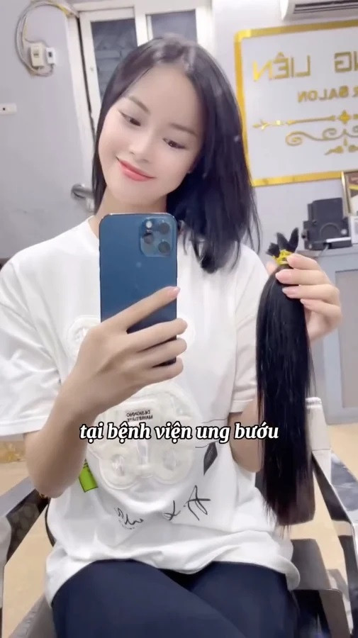 Cô cũng tham gia hiến tóc cho các bệnh nhân ung thư giống như Hoa hậu Ý Nhi. Cô cũng tham gia hiến tóc cho các bệnh nhân ung thư giống như Hoa hậu Ý Nhi.