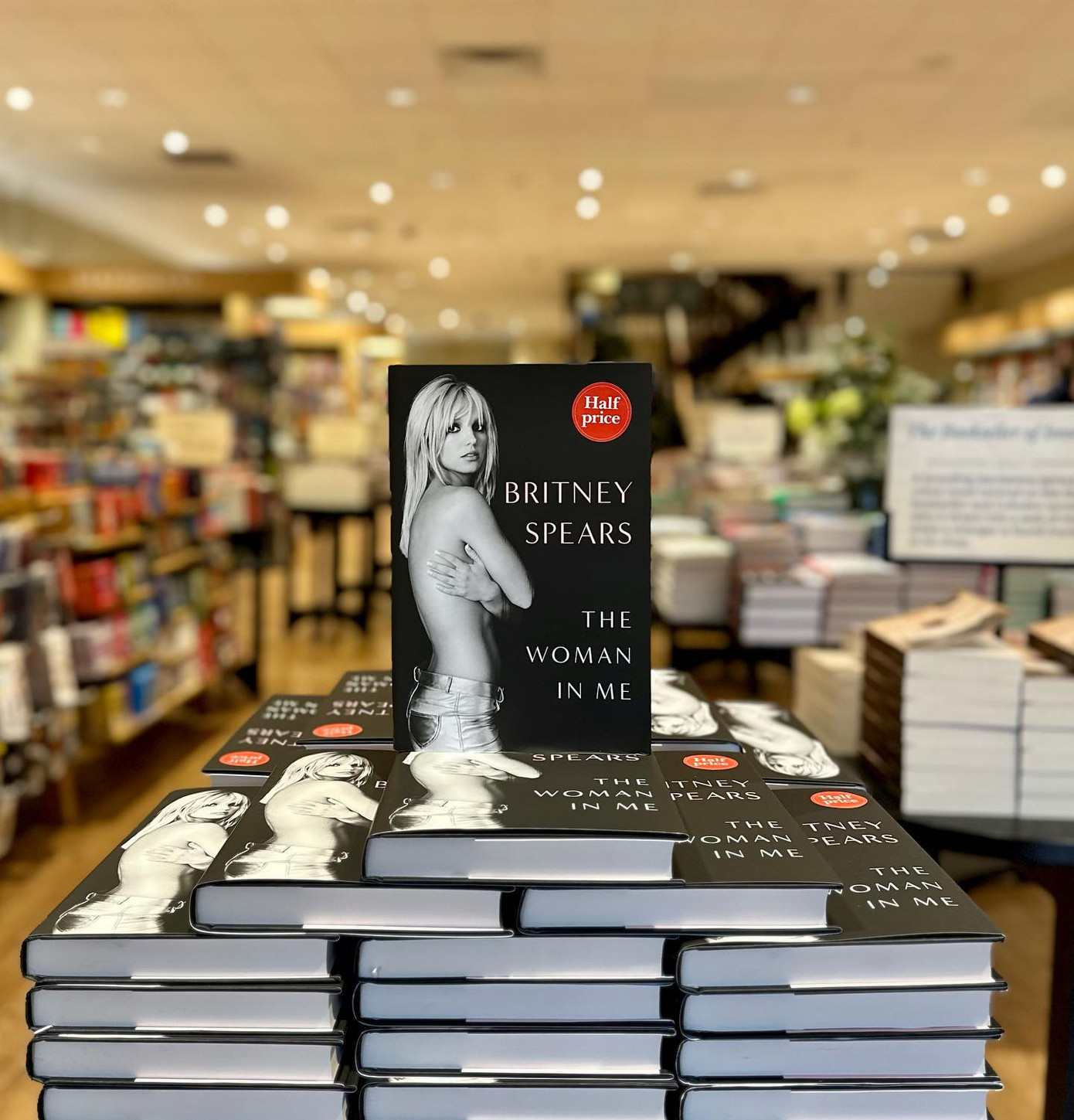 Cuốn hồi ký đã có lượng tiêu thụ khổng lồ sau khi phát hành. Cuốn hồi ký đã có lượng tiêu thụ khổng lồ sau khi phát hành.