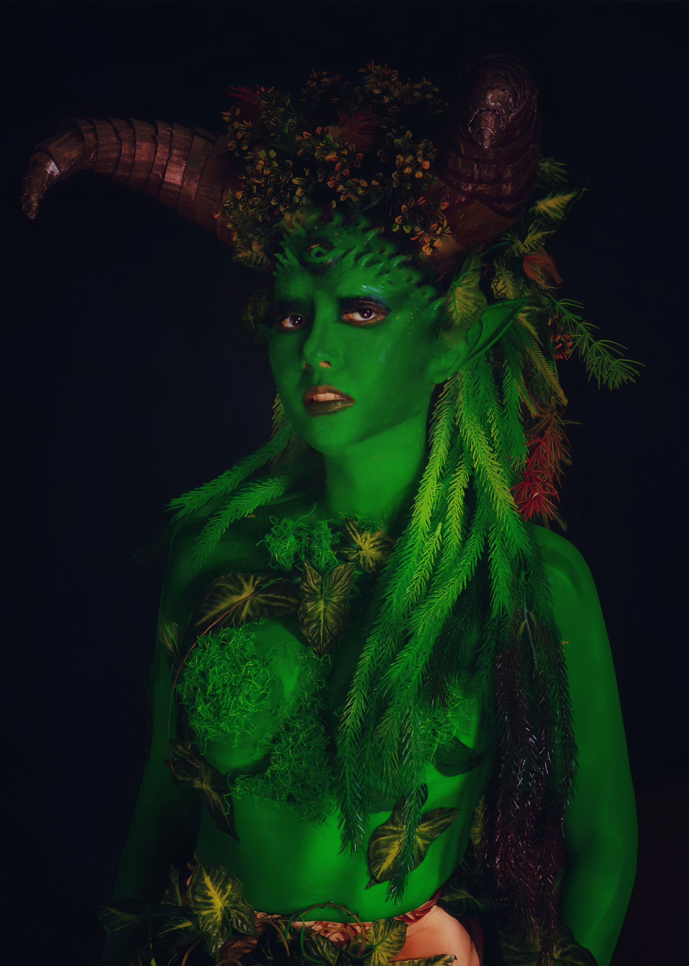 Để hình tượng Nhân Mã của mình thêm phần khác biệt và ấn tượng, nữ diễn viên đã thêm thắt vài chi tiết như cây mọc trên đầu, sừng lấp lánh,... Để hình tượng Nhân Mã của mình thêm phần khác biệt và ấn tượng, nữ diễn viên đã thêm thắt vài chi tiết như cây mọc trên đầu, sừng lấp lánh,...