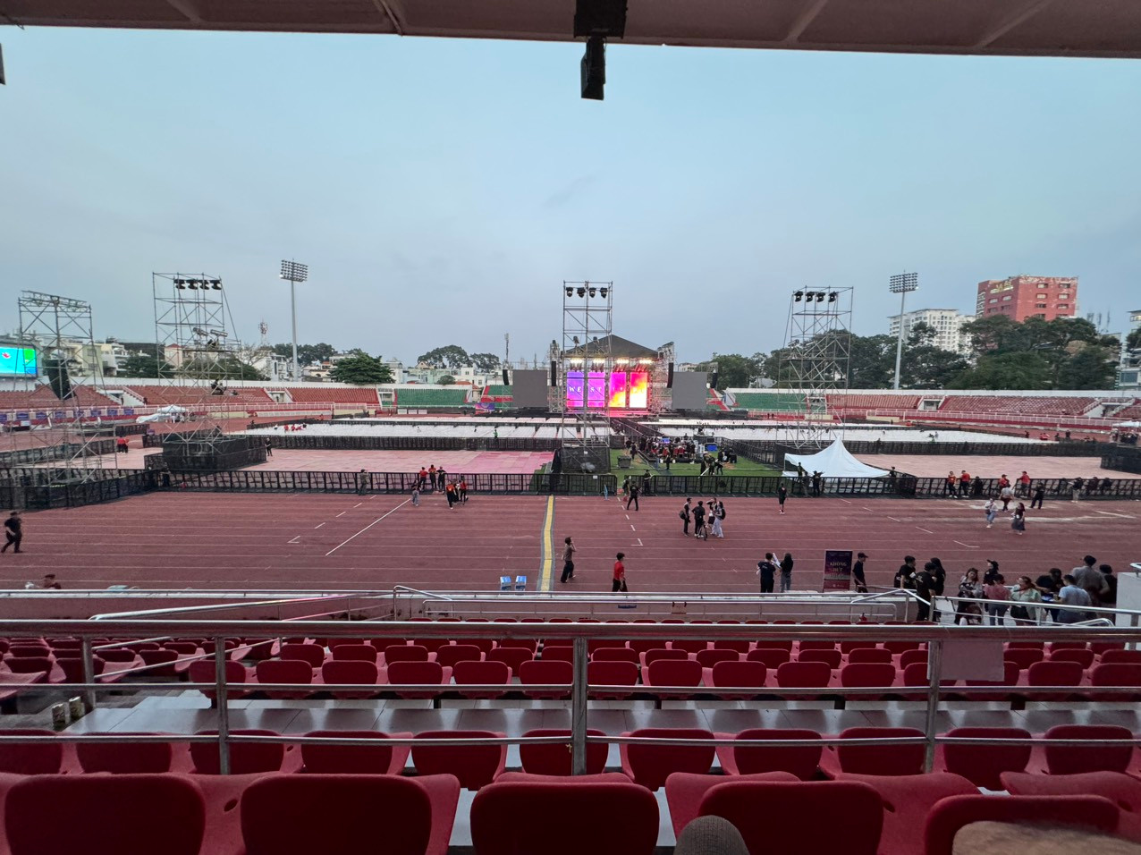 Tầm nhìn từ CAT 3 có giá cao hơn CAT 7 nhưng khoảng cách tới sân khấu vẫn quá xa. Tầm nhìn từ CAT 3 có giá cao hơn CAT 7 nhưng khoảng cách tới sân khấu vẫn quá xa.