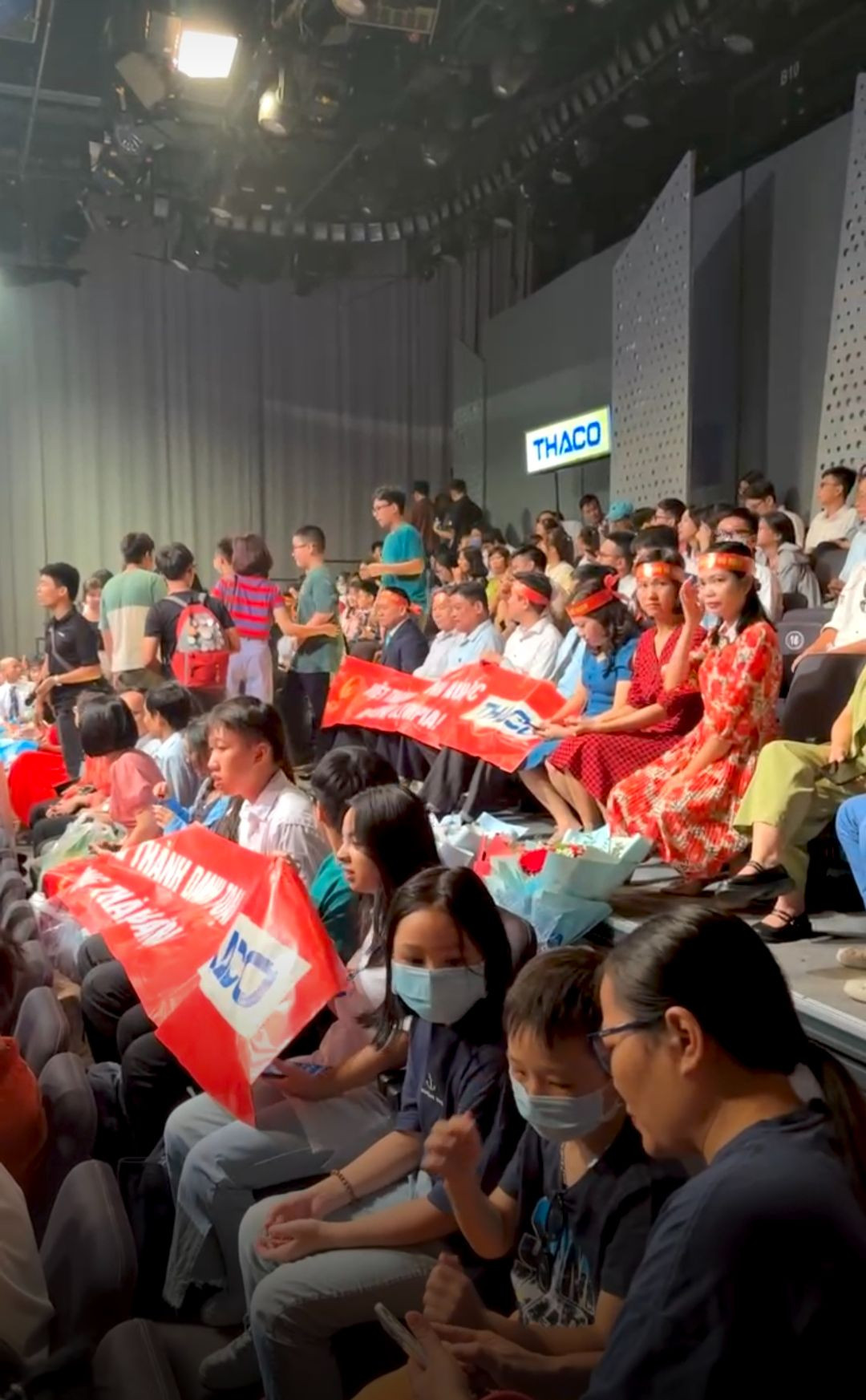 Khán giả tại trường quay đã sẵn sàng đón chờ các phần thi. Khán giả tại trường quay đã sẵn sàng đón chờ các phần thi.