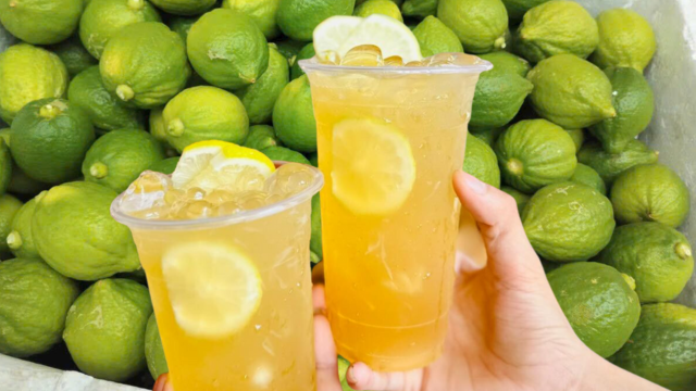 Cận cảnh ly trà chanh giã tay. Ảnh: Eva Cận cảnh ly trà chanh giã tay. Ảnh: Eva