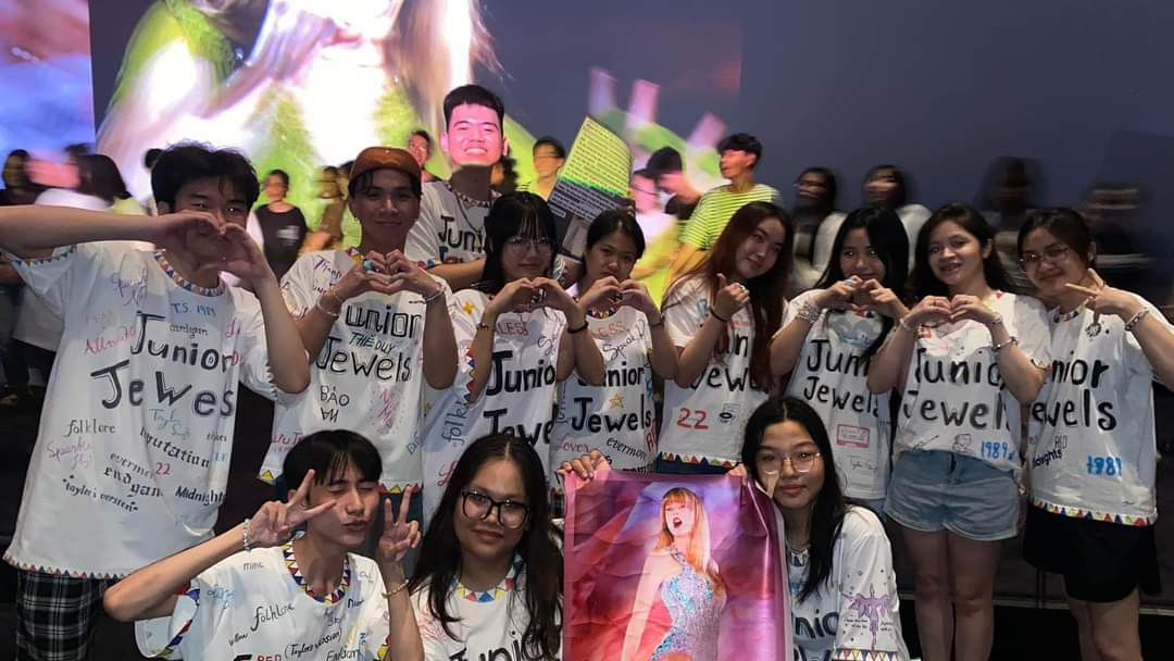 Người hâm mộ chuẩn bị trang phục giống với Taylor Swift khi đi xem phim. Người hâm mộ chuẩn bị trang phục giống với Taylor Swift khi đi xem phim.