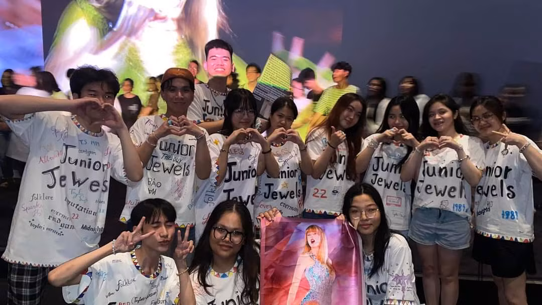Người hâm mộ chuẩn bị trang phục giống với Taylor Swift khi đi xem phim. Người hâm mộ chuẩn bị trang phục giống với Taylor Swift khi đi xem phim.