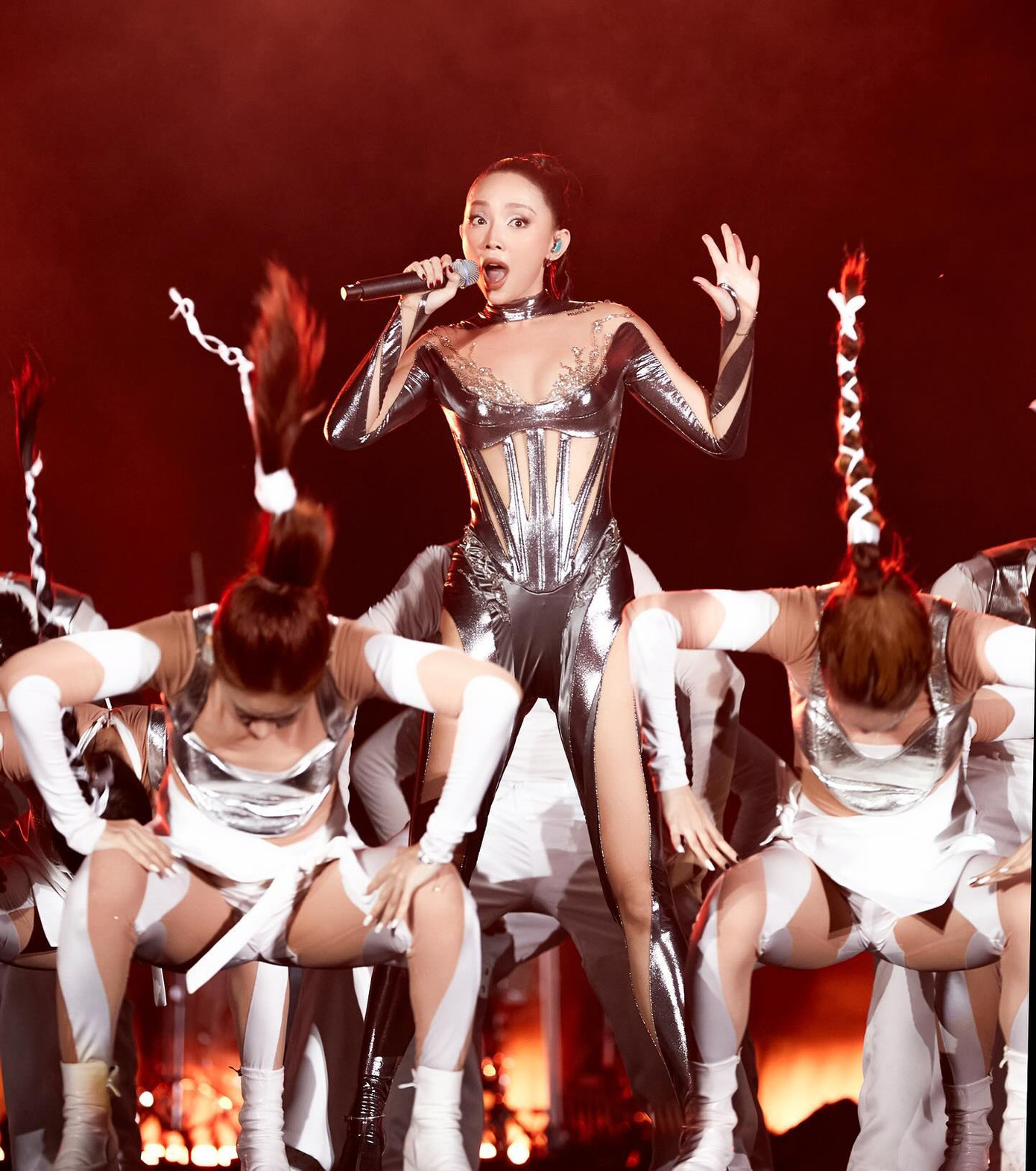 Tóc Tiên đã có một đêm trình diễn ấn tượng cùng dàn nghệ sĩ Việt và quốc tế. Tóc Tiên đã có một đêm trình diễn ấn tượng cùng dàn nghệ sĩ Việt và quốc tế.