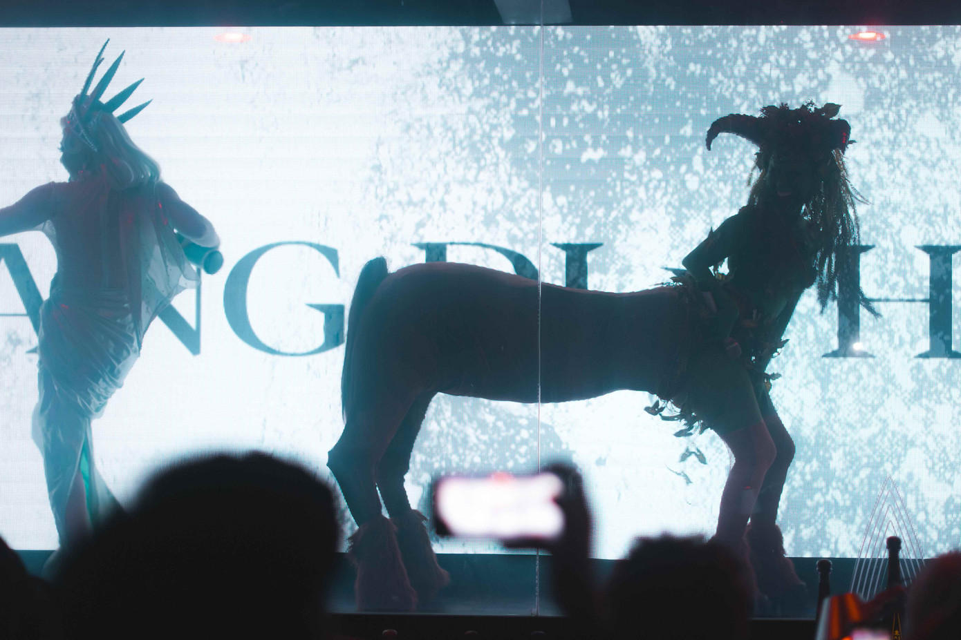 Năm nay, cô nàng cũng "chơi lớn" tổ chức tiệc Halloween để chung vui cùng bạn bè. Năm nay, cô nàng cũng "chơi lớn" tổ chức tiệc Halloween để chung vui cùng bạn bè.