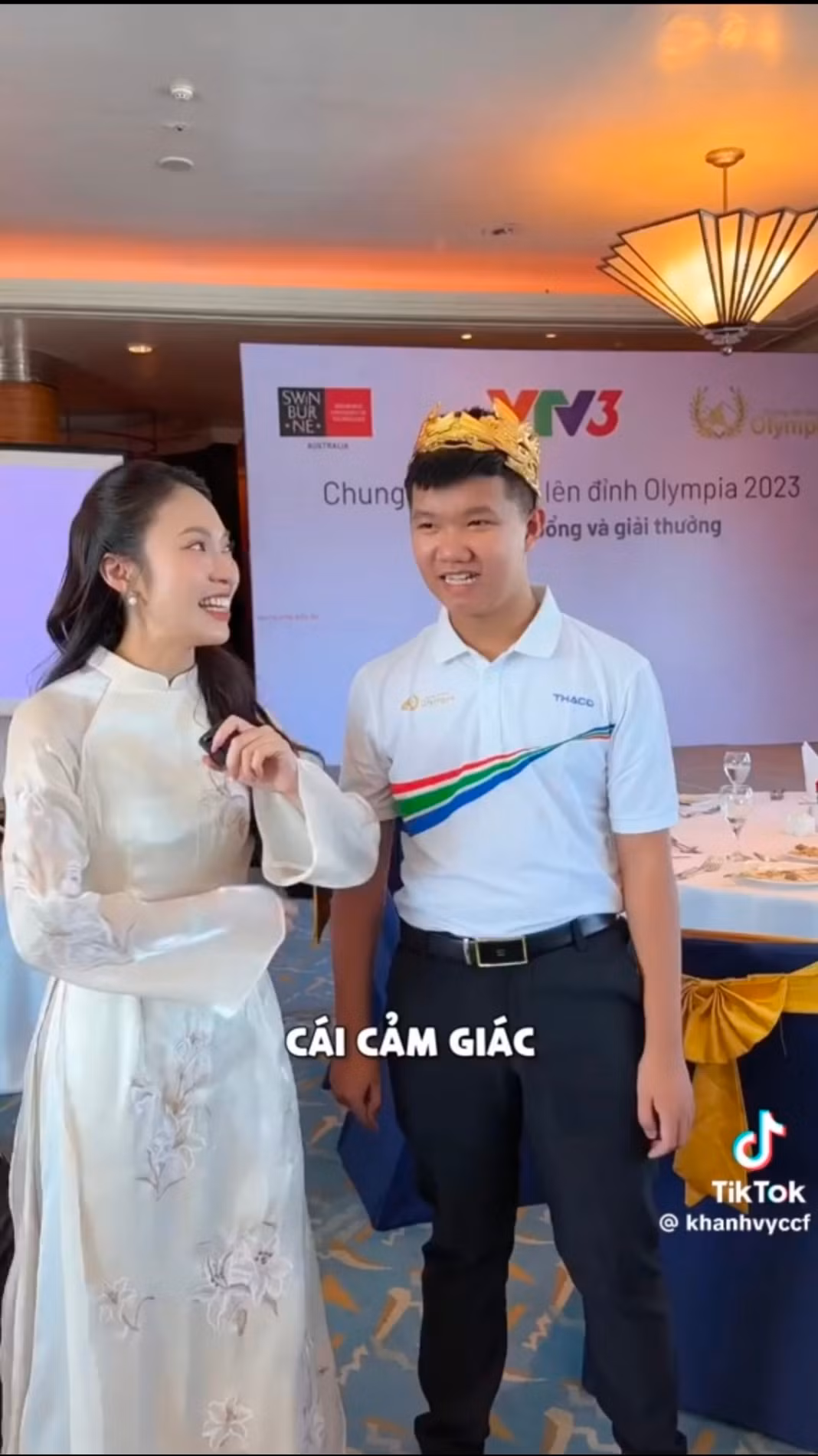 Xuân Mạnh "flex" luôn đội vòng nguyệt quế.