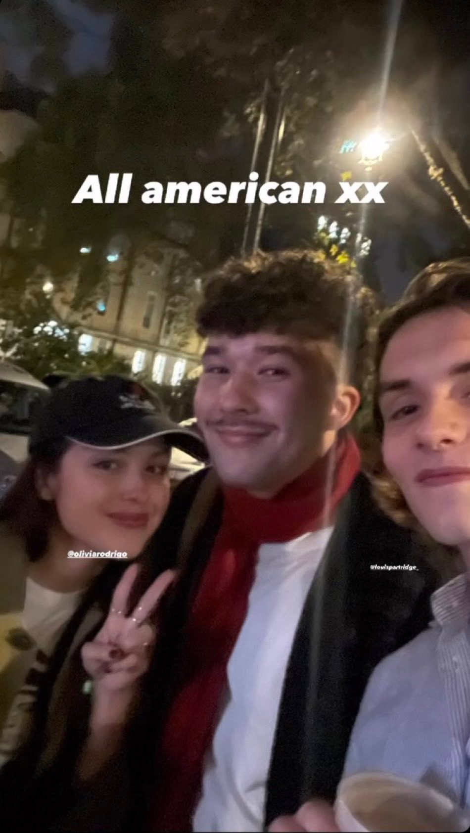 Hai nghệ sĩ trẻ chụp ảnh cùng người hâm mộ. Hai nghệ sĩ trẻ chụp ảnh cùng người hâm mộ.