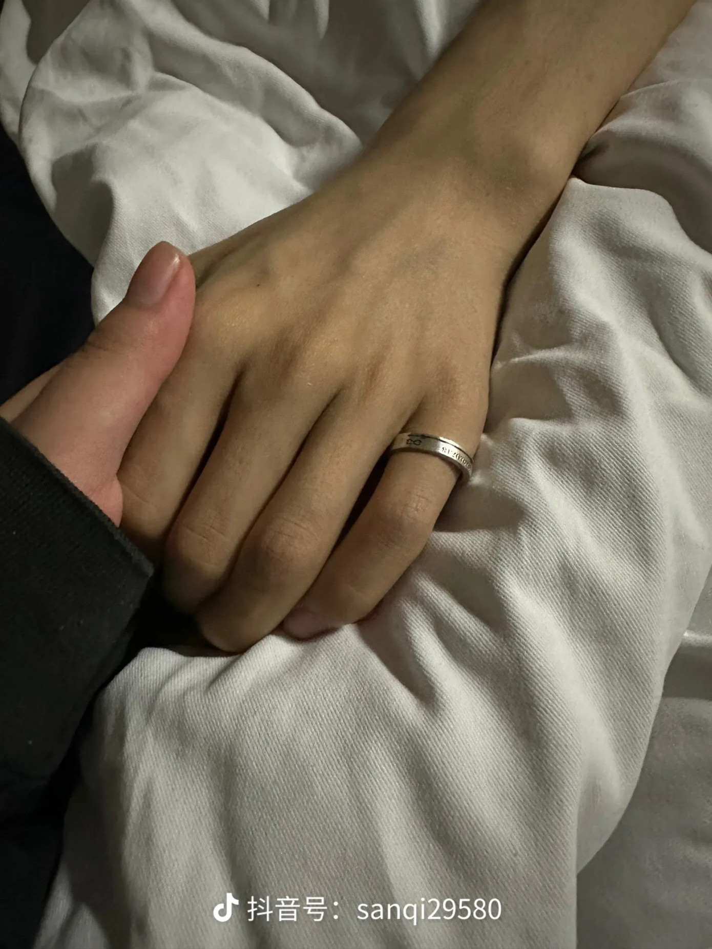 Cả hai trao nhẫn ngay trên giường bệnh. Nguồn: @sanqi29580