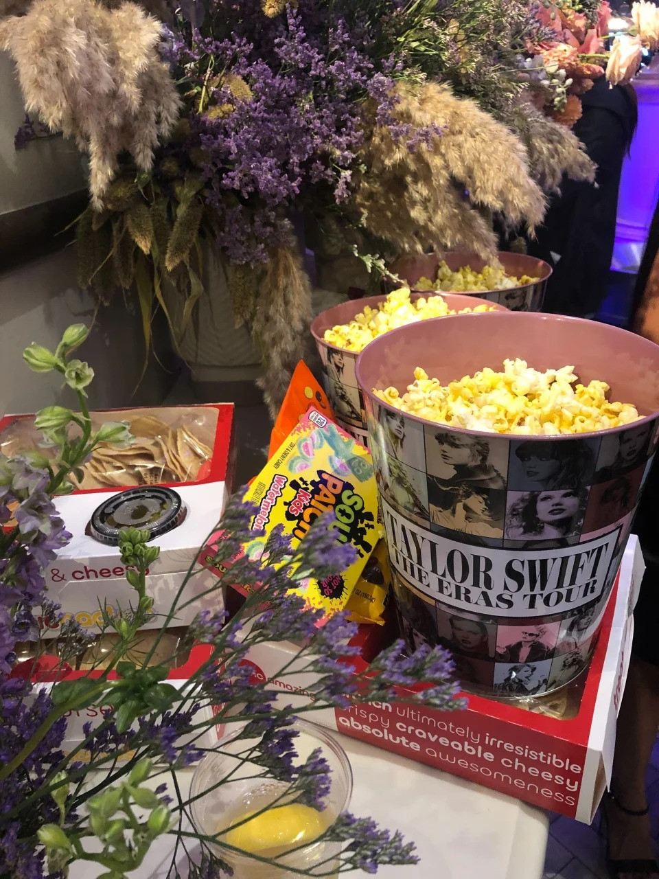 Đồ ăn nhẹ dành cho khách mời đến dự buổi ra mắt.