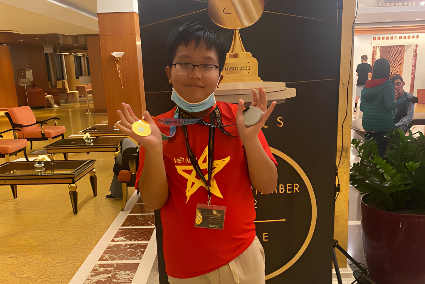 Không chỉ sở hữu những thành tích ấn tượng trong môn Toán, Gia Huy còn "bỏ túi" kha khá những giải thưởng tiếng Anh. Ảnh: NVCC