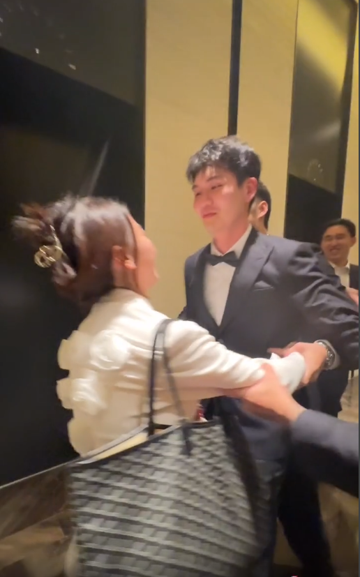 Cặp đôi được bạn bè hai bên "đẩy thuyền" bất chấp. Cặp đôi được bạn bè hai bên "đẩy thuyền" bất chấp.