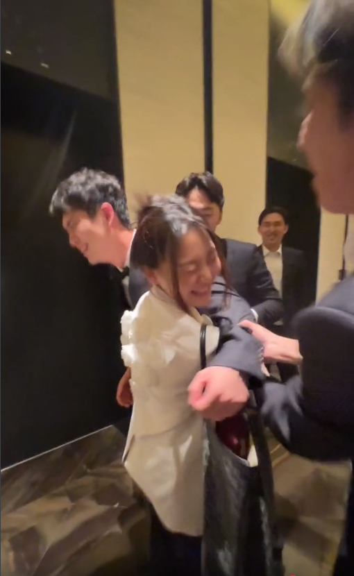 Cả hai "tình trong như đã mặt ngoài còn e" trong sự tác hợp của "nhà trai" và "nhà gái". Cả hai "tình trong như đã mặt ngoài còn e" trong sự tác hợp của "nhà trai" và "nhà gái".