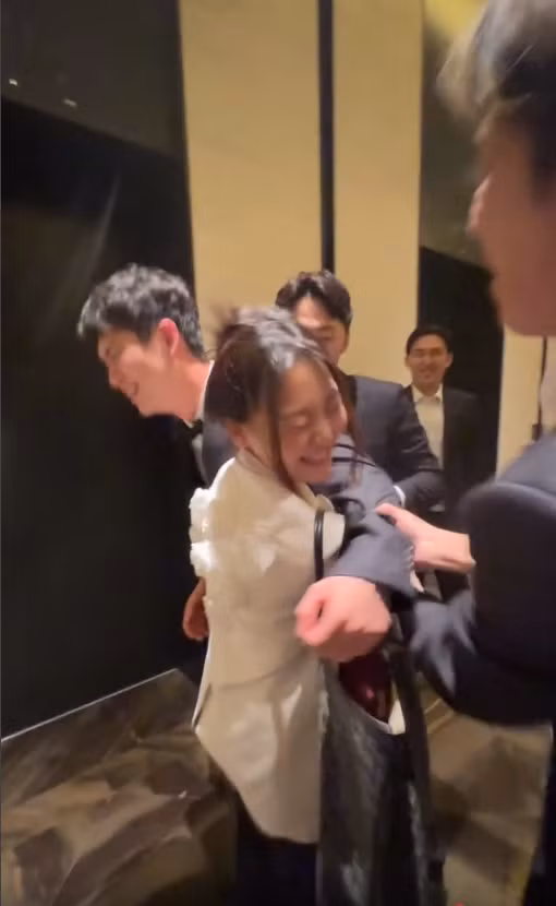 Cả hai "tình trong như đã mặt ngoài còn e" trong sự tác hợp của "nhà trai" và "nhà gái".