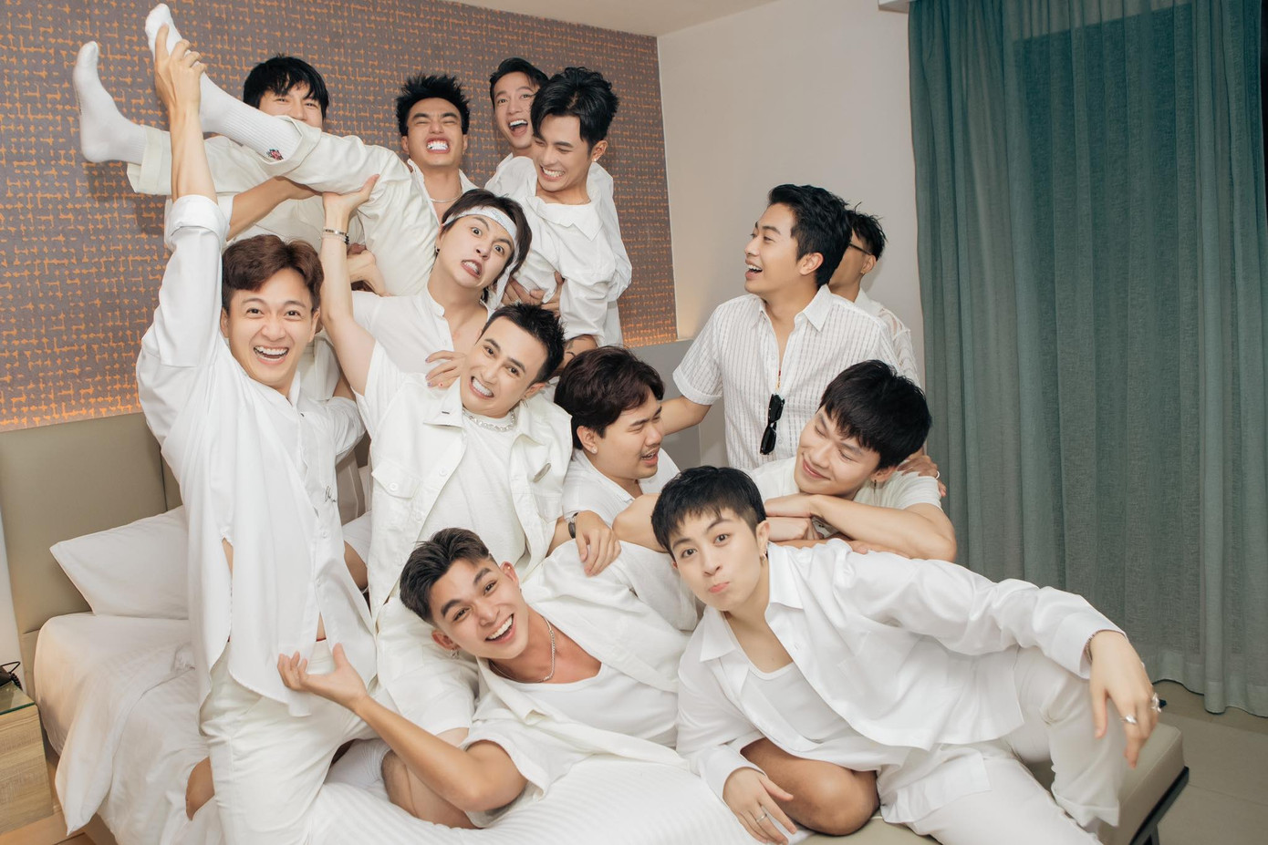 "Team nhà trai" lê la từ trong phòng ngủ... "Team nhà trai" lê la từ trong phòng ngủ...