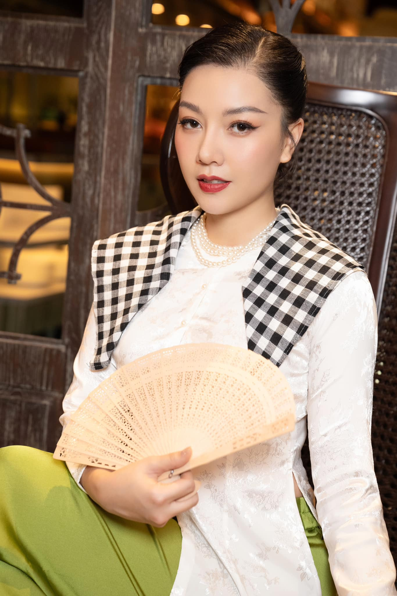 Bộ bà ba trắng "gây sốt" của Băng Di.