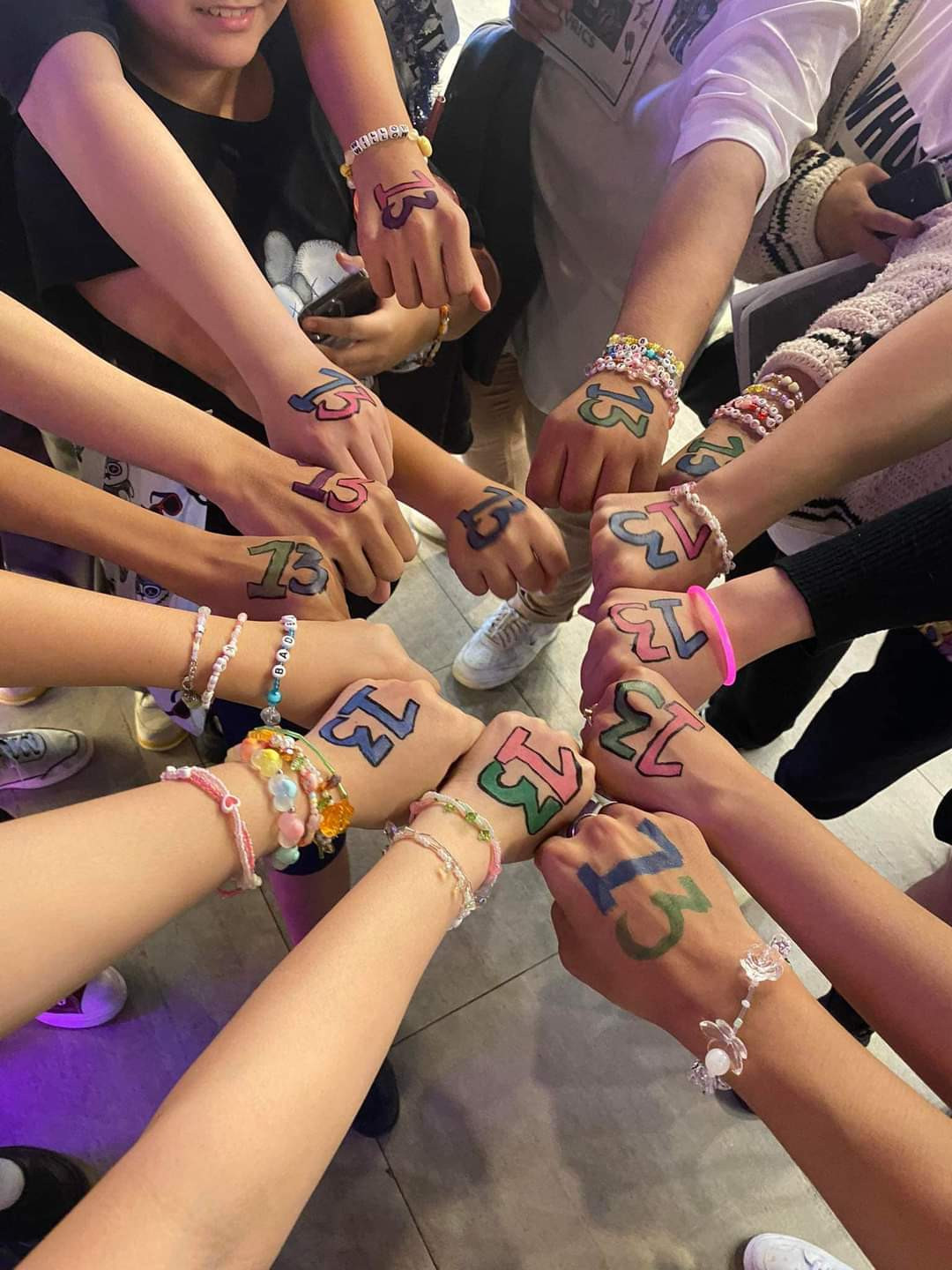 Vòng tay tình bạn trở thành một nét đặc biệt khi đi xem Taylor Swift: The Eras Tour. Vòng tay tình bạn trở thành một nét đặc biệt khi đi xem Taylor Swift: The Eras Tour.