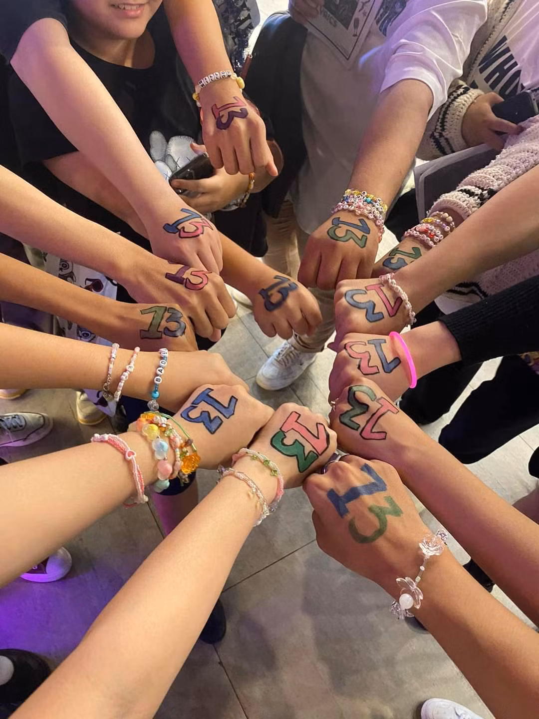 Vòng tay tình bạn trở thành một nét đặc biệt khi đi xem Taylor Swift: The Eras Tour. Vòng tay tình bạn trở thành một nét đặc biệt khi đi xem Taylor Swift: The Eras Tour.