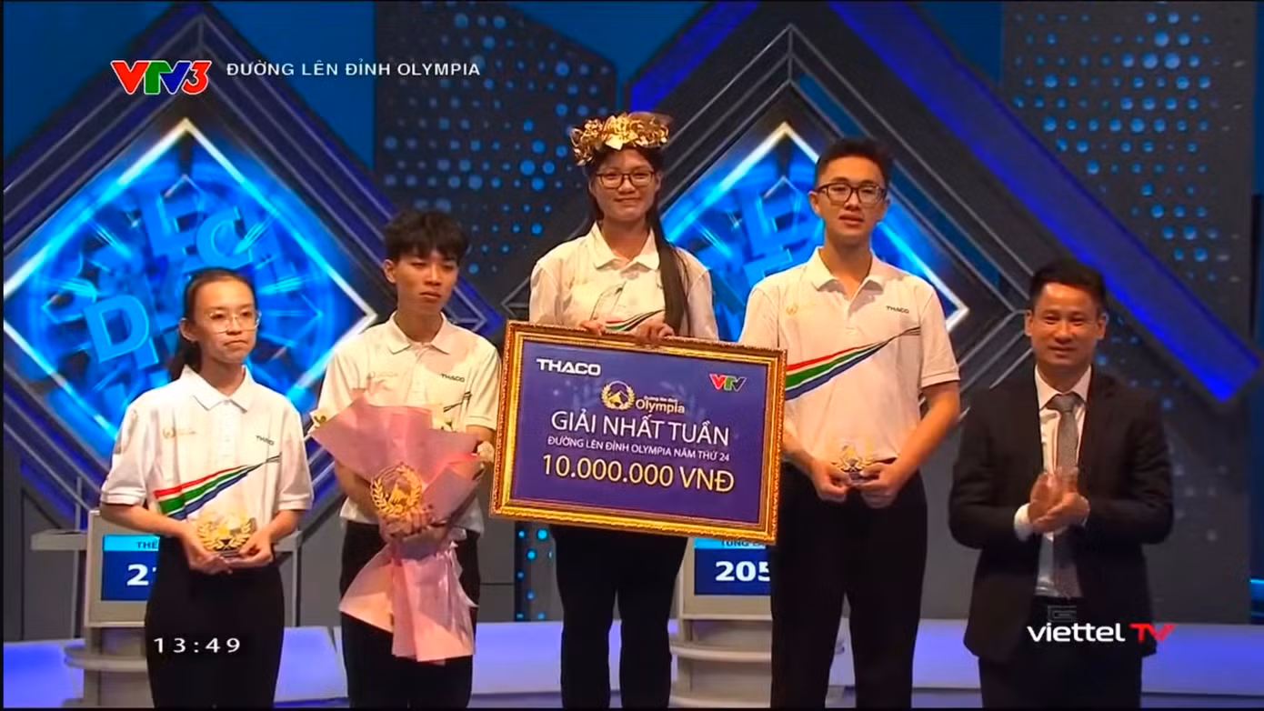 Nữ sinh Hà Nội ẵm vòng nguyệt quế với 240 điểm.