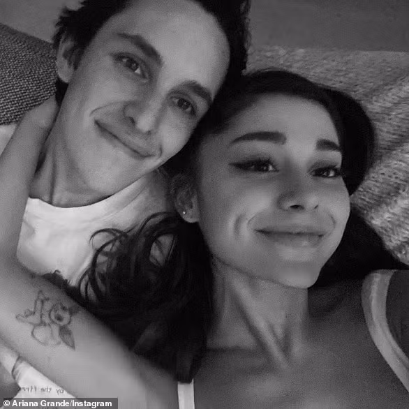 Ariana Grande bồi thường cho chồng cũ 1,2 triệu USD (hơn 29 tỷ VND).