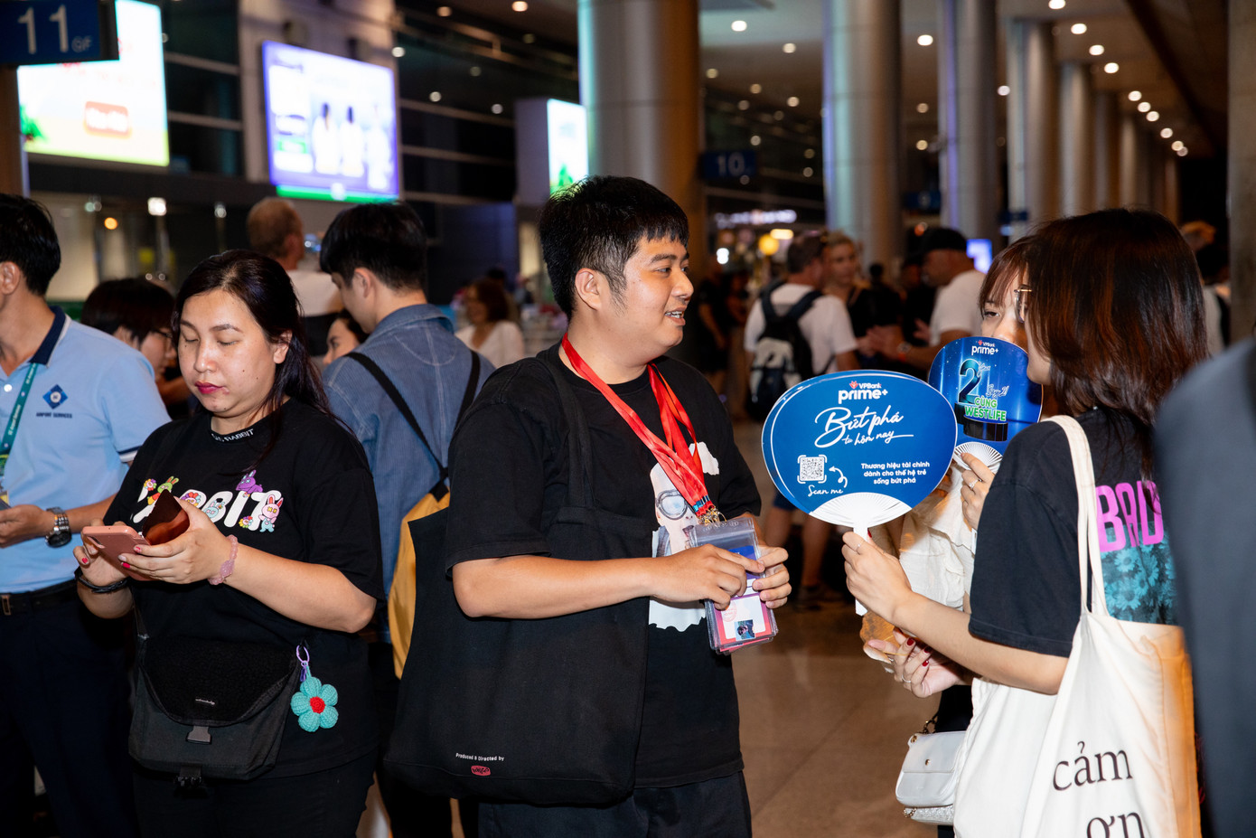 Dàn staffs của chuyến lưu diễn có mặt tại sân bay.